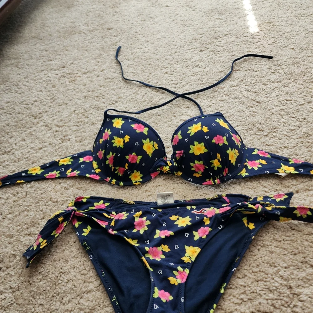 Hollister bathing suit - Picture 1 of 4